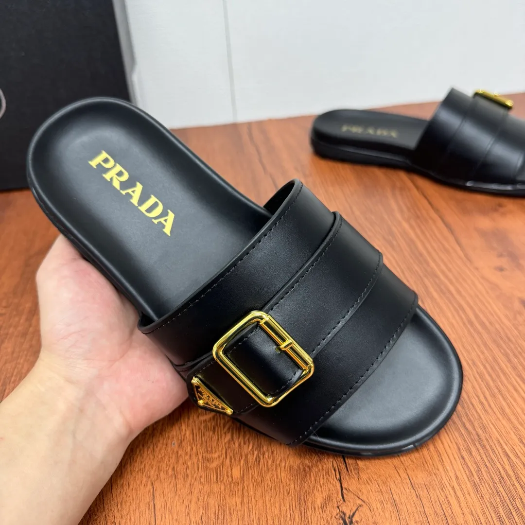 Batch 580 Prada/Prada's new men's straight style genuine leather slippers. Retro inspiration and modern lines coexist harmoniously. The dynamic design is decorated with the brand's iconic symbols and characteristic details. Genuine leather bottom layer, inner calfskin upper including stone pattern cowhide, smooth calfskin, and classic canvas three-logo pattern are available in three styles. It is decorated with genuine leather buckle straps, metal buckle details, and embellished with gold classic enamel brand logo details. Thin rubber soles are standard, and a complete package! Size: 39-40-41-42-43-44-45 Leather shoe size Item number: 2X3064 cowhide